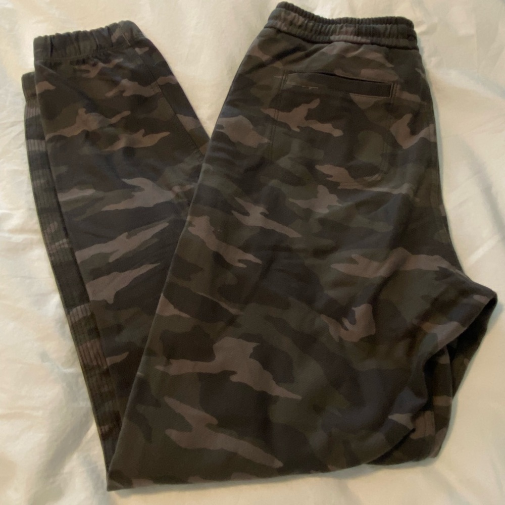 Athleta Farallon Jogger sz 2 Olive camo